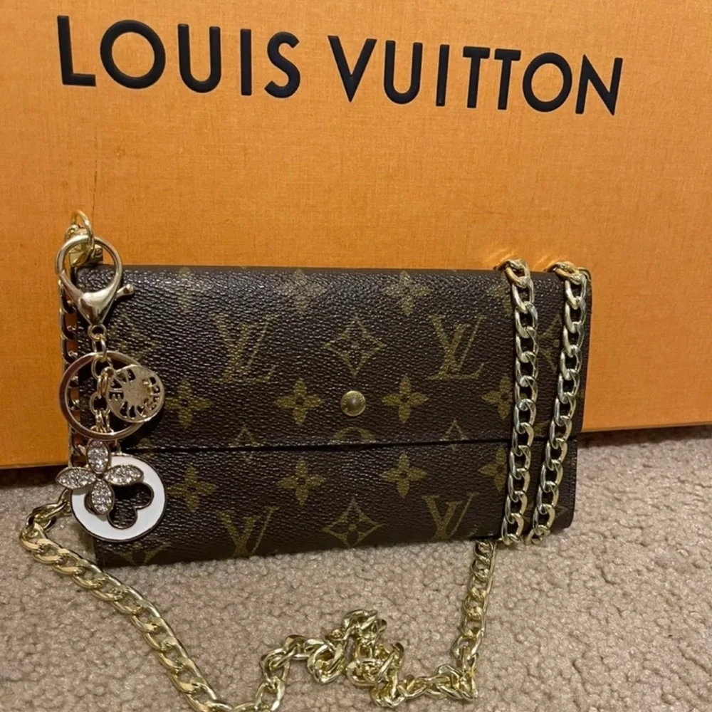 Louis Vuitton Crossbody - Picture 1 of 11